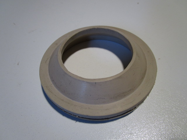 Manschette im Bodenblech für Hauptbremszylinder