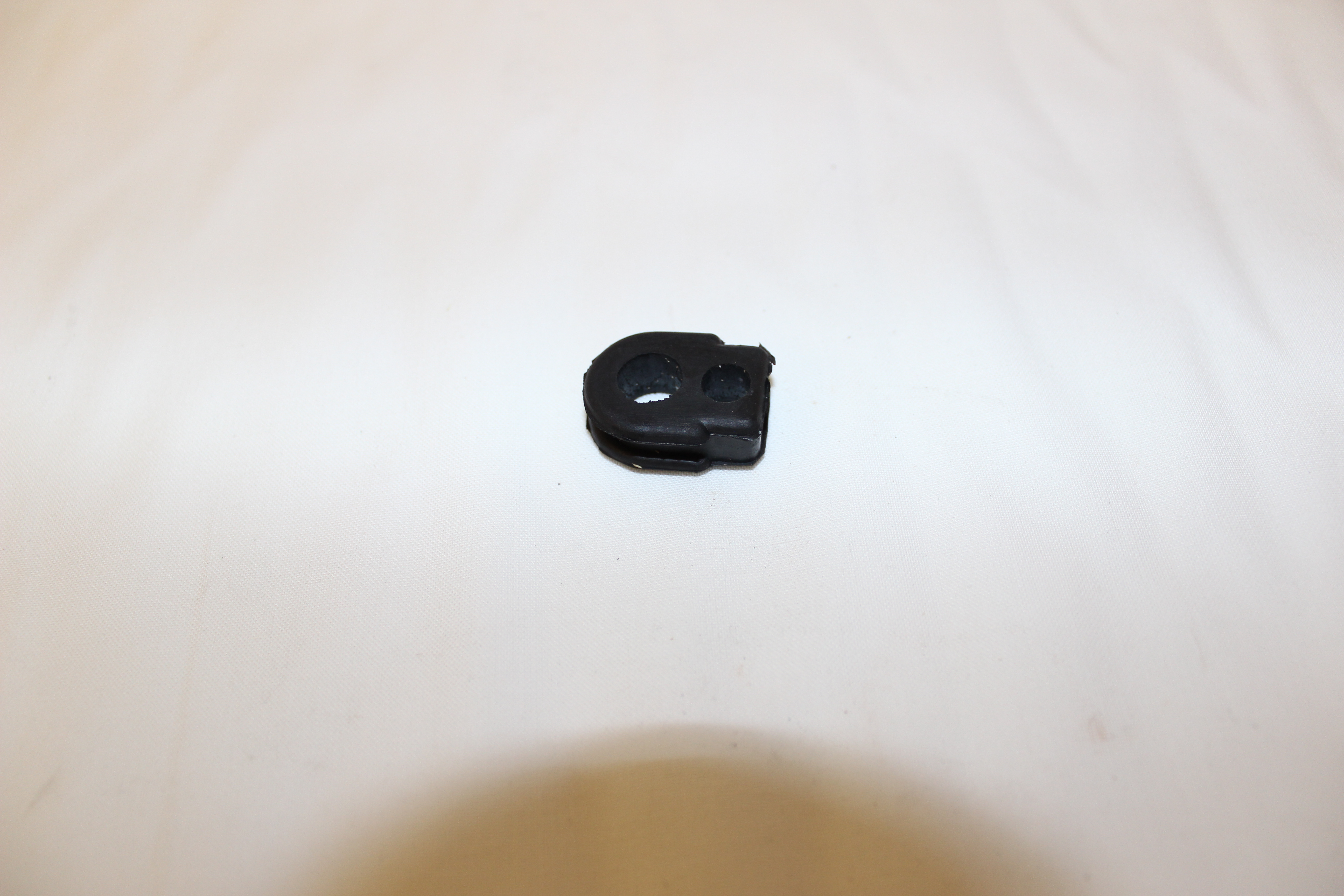 Gummitülle im Gebläsedeckel für Anlasserkabel