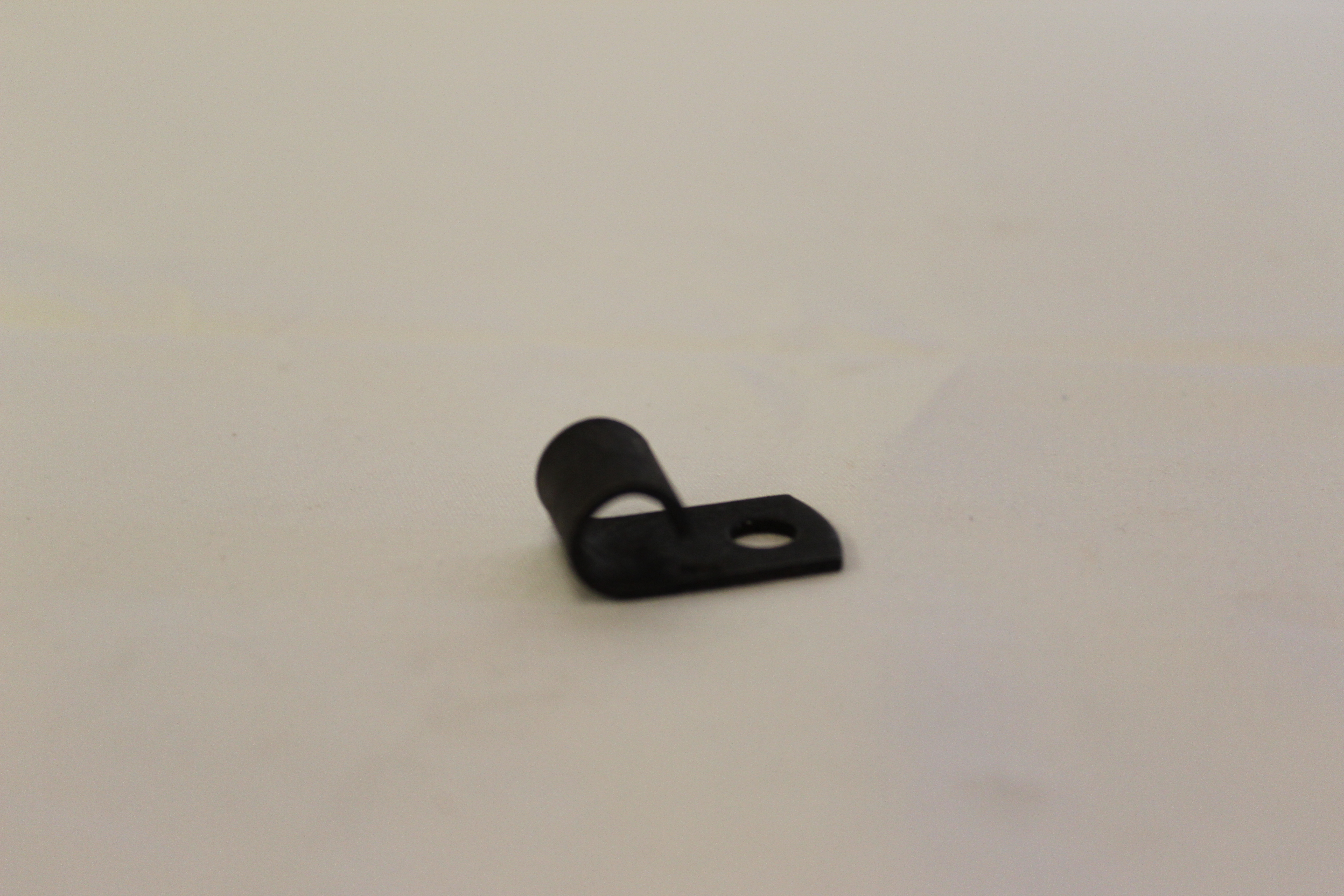 Halter an Kettenkastendeckel für Schlauch