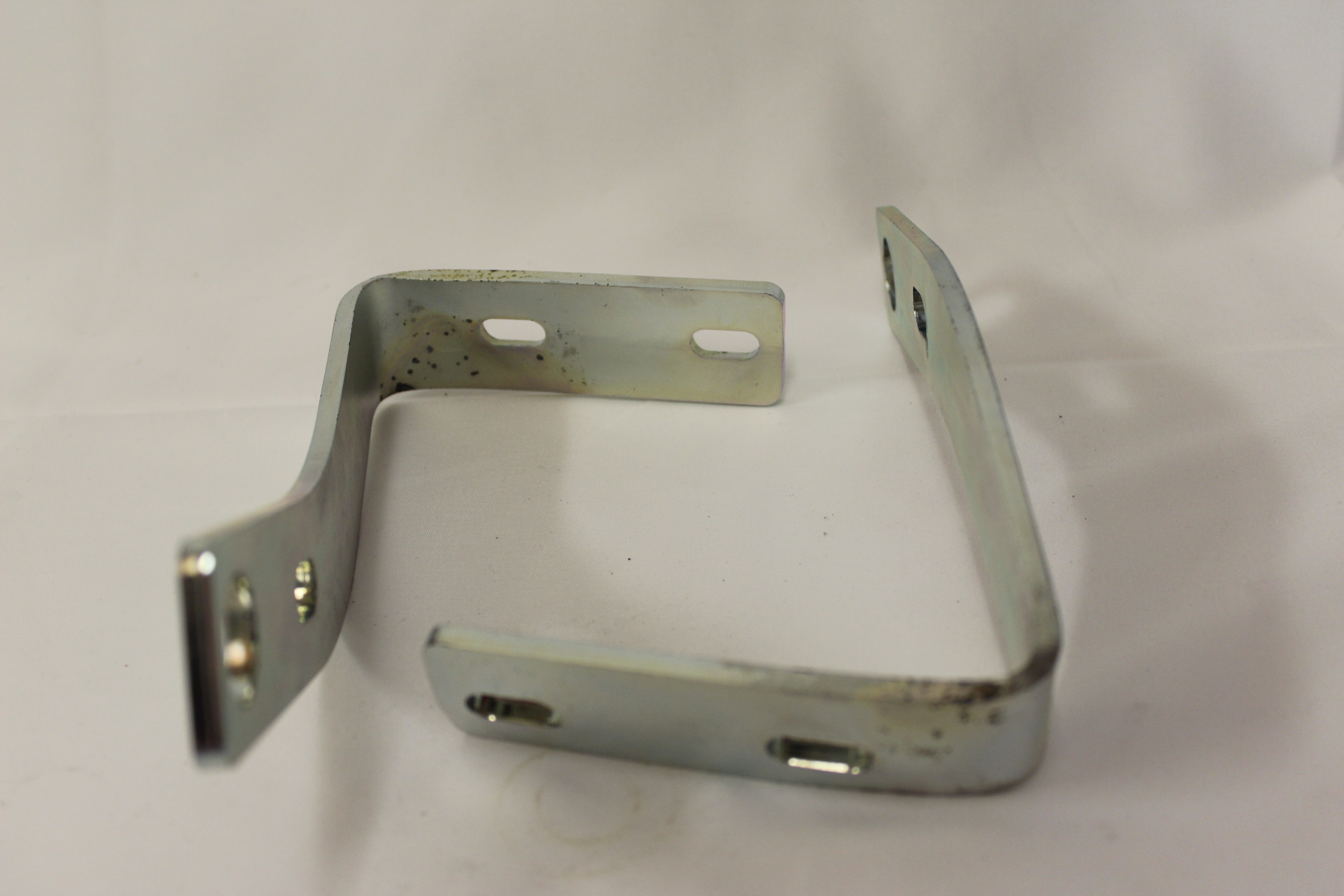 Halter Stoßstange, vorne r. und l. verzinkt