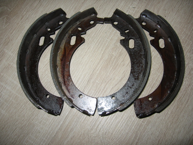BMW 700 Bremsbacken v. mit neuen Belägen geklebt