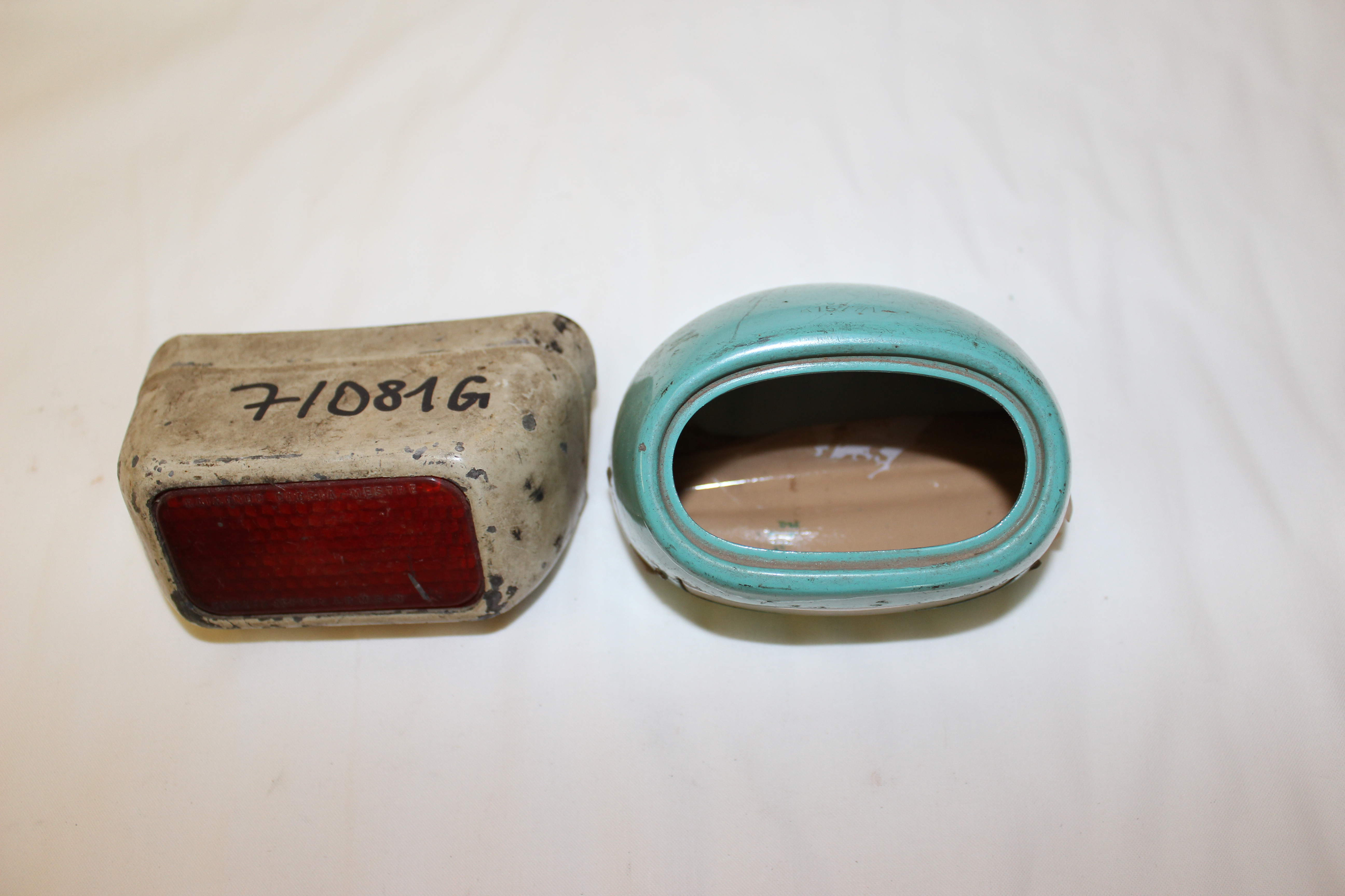 Bremslichtgehäuse, gebraucht 1x groß. 1x klein