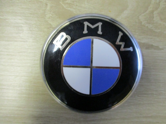 Emblem 82mm mit Untersockel Alu poliert