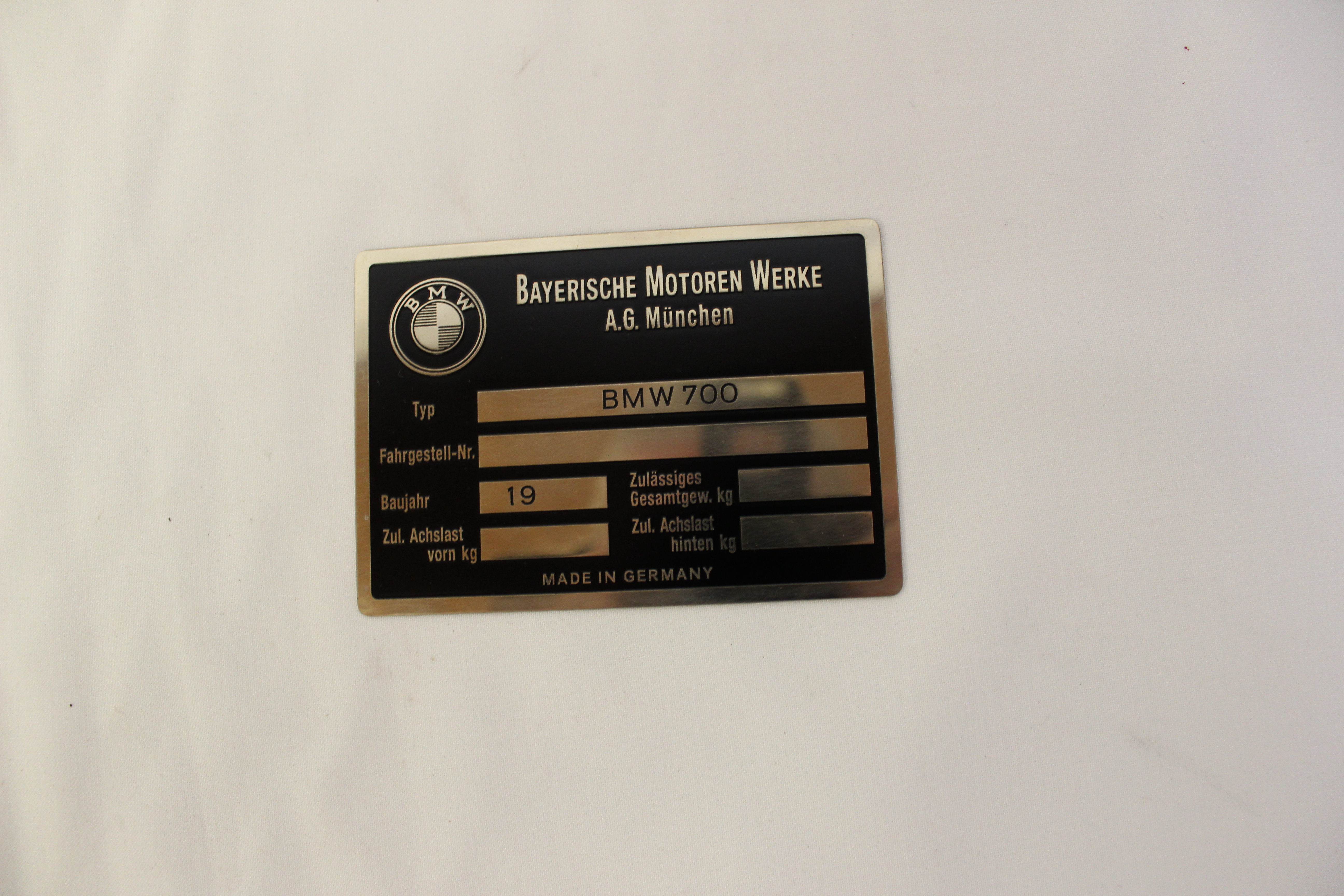 Typenschild BMW 700