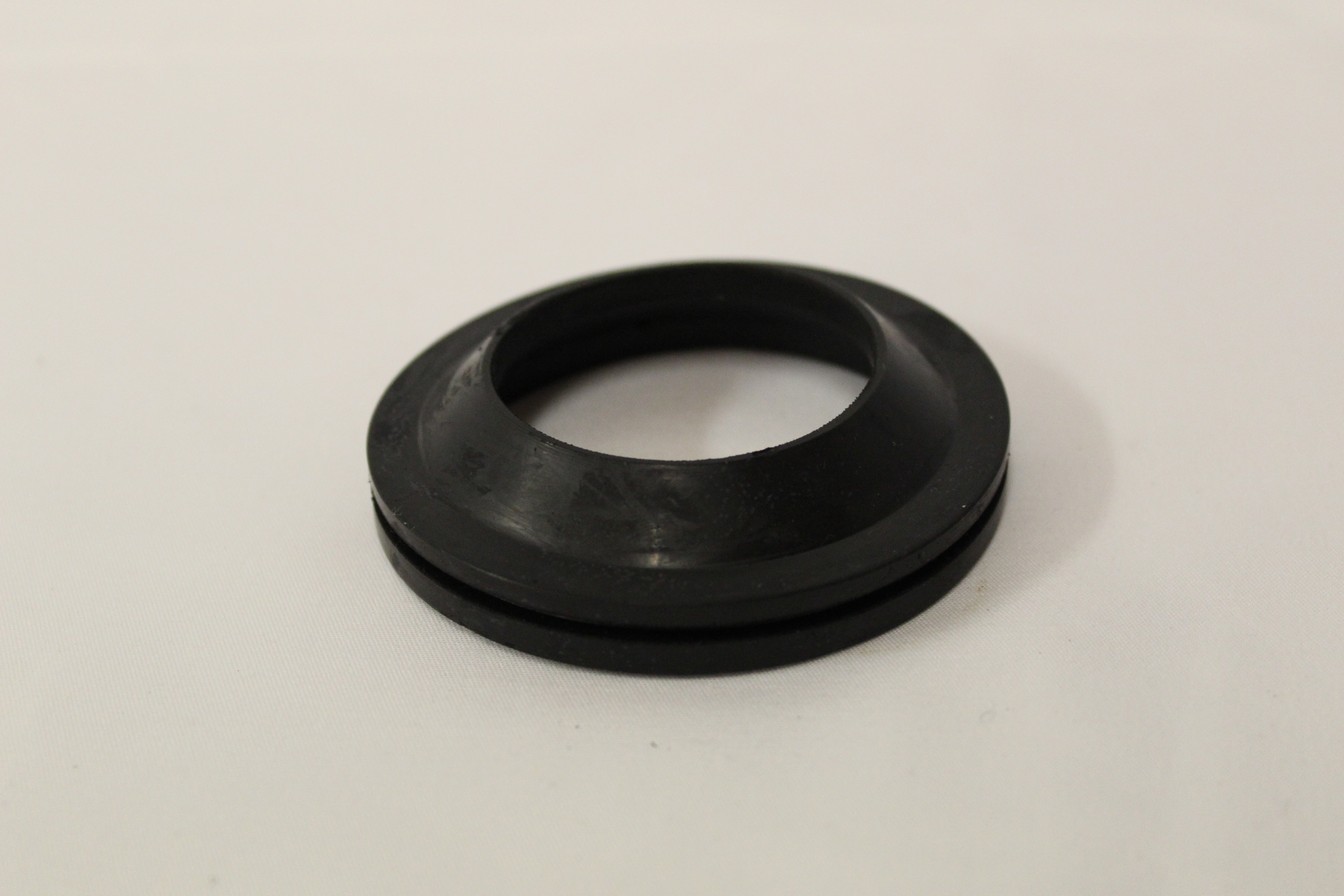 Manschette im Bodenblech für Hauptbremszylinder Schwarz