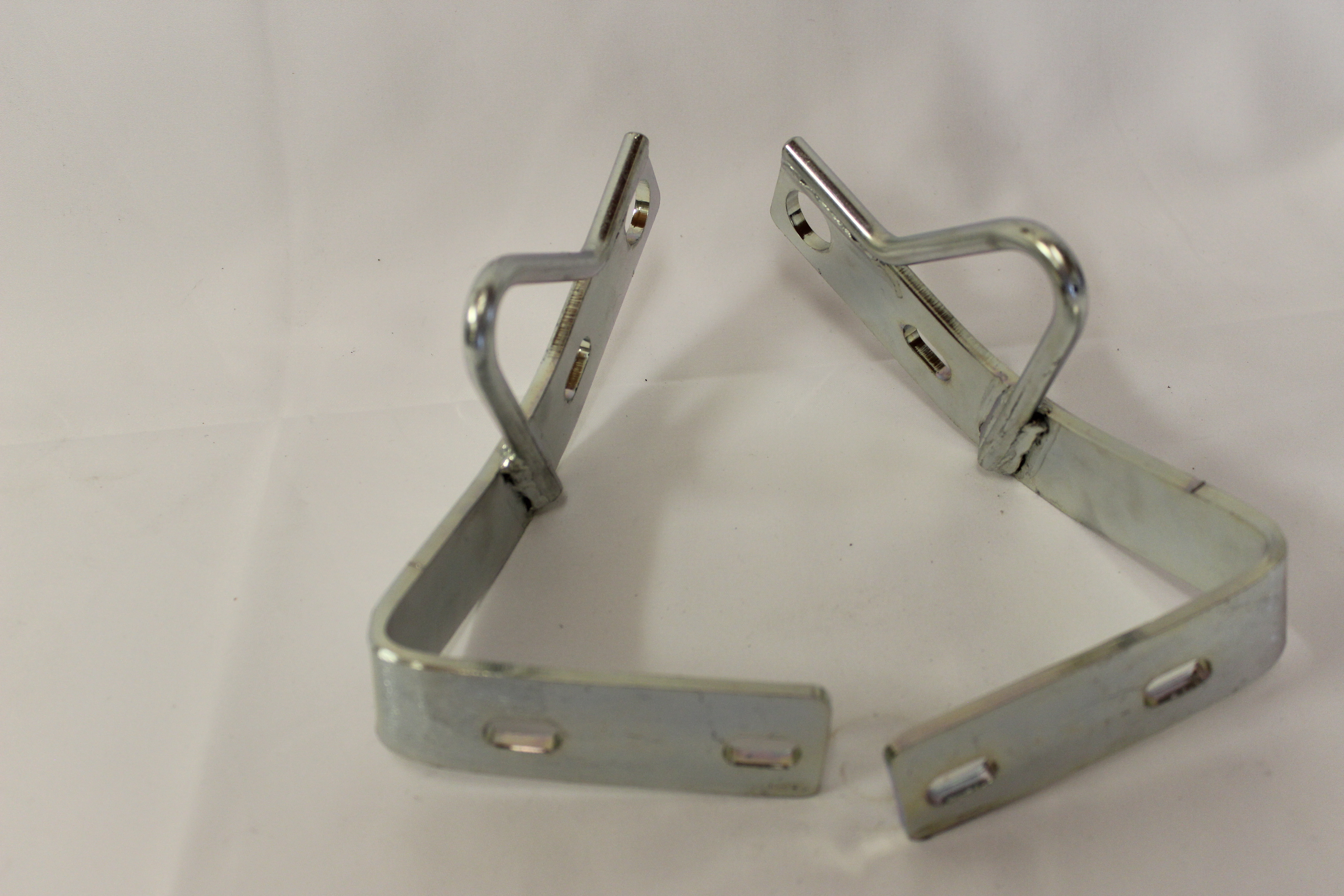 Halter mit Abschlepphaken, vorne re und li, verzi