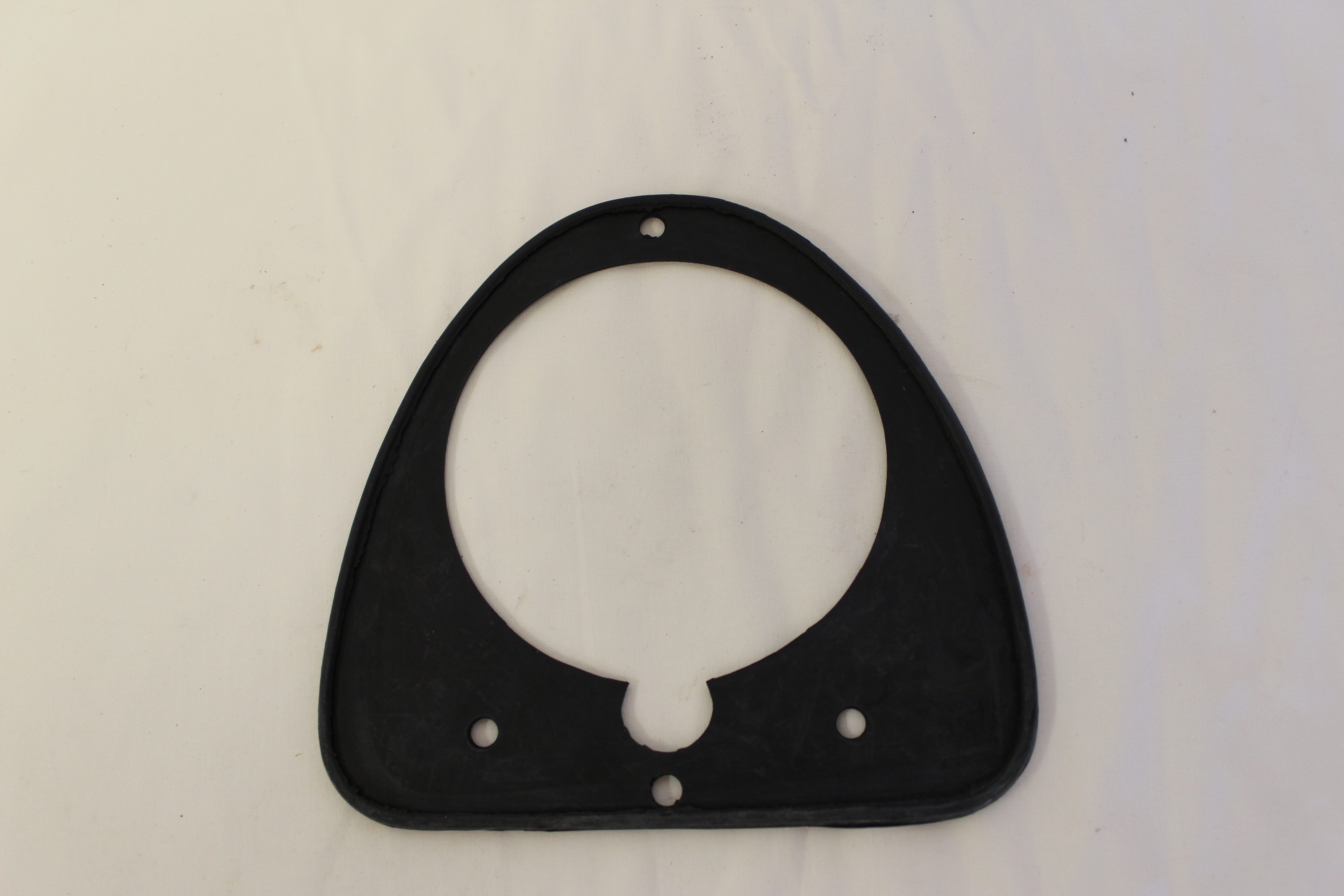 Bürzelgummi, schwarz zwischen Karosse und Sockel