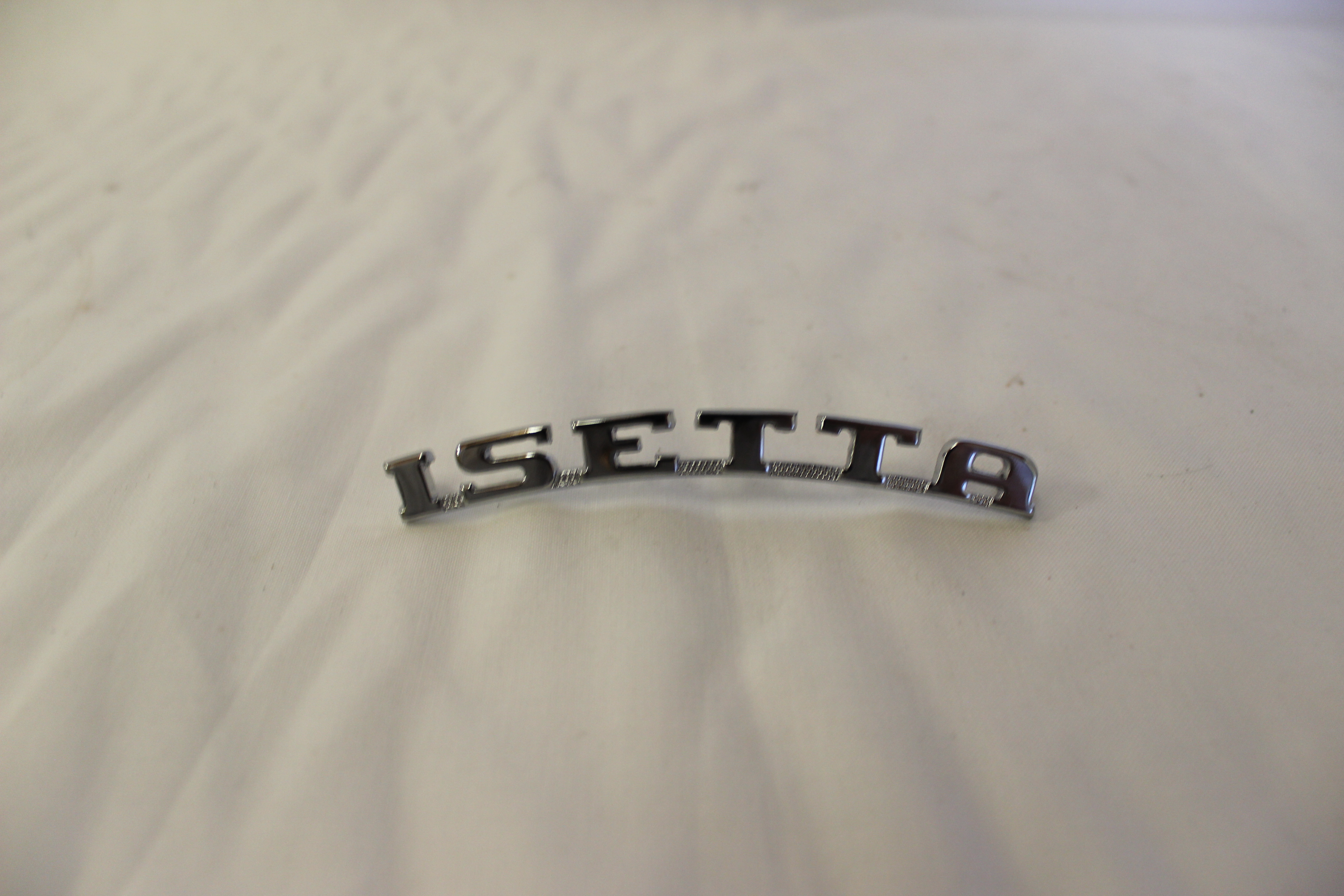 Isetta - Schriftzug, englische Version